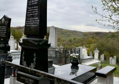 Monumente Funerare Cuj